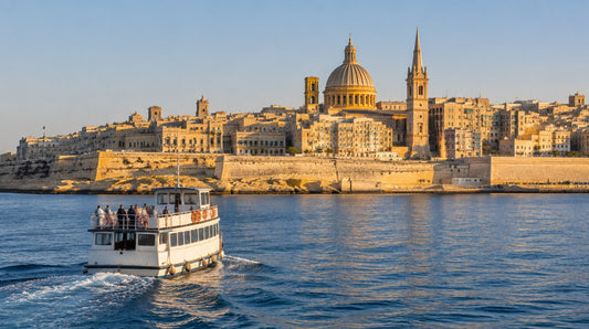 Fähre auf dem Weg über den Hafen nach Valletta, Malta